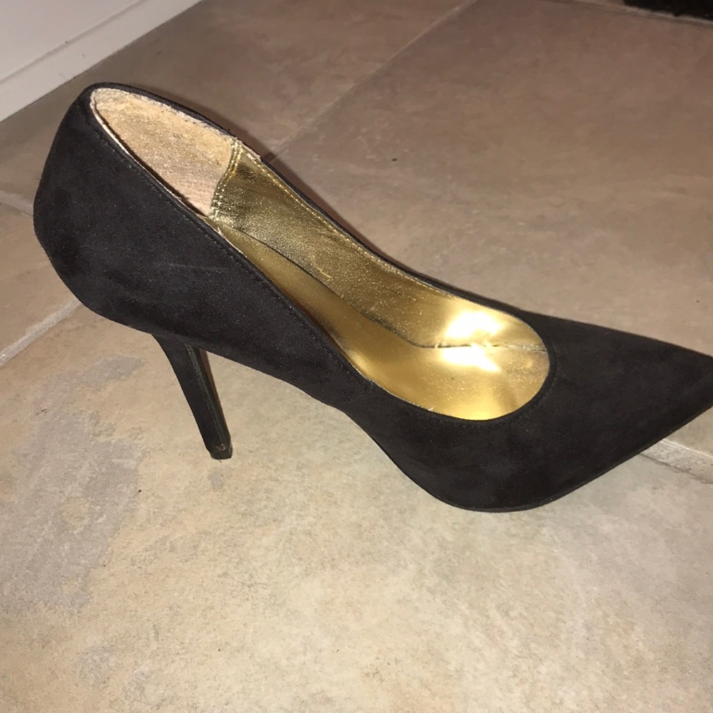 Black heels size 7!!